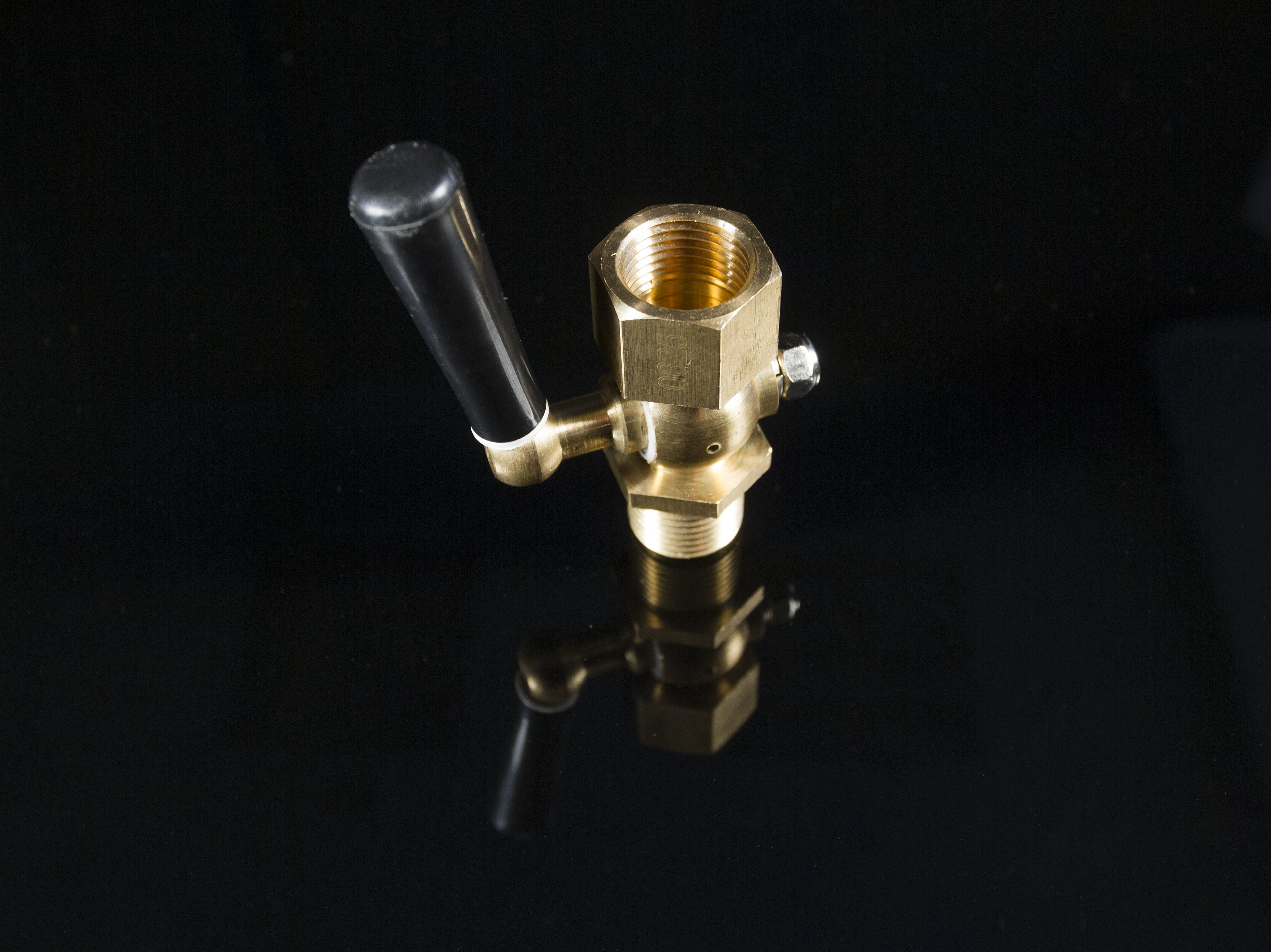 Кран трехходовой AQUA 0625 G½ х G½  в-н